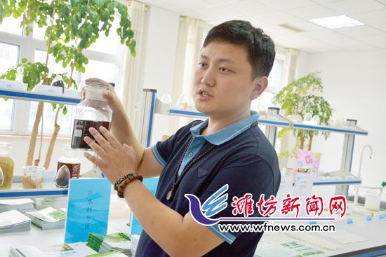 王曉凱正在介紹&ldquo;旱地寶&rdquo;的優(yōu)勢(shì)。